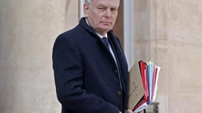 Jean-Marc Ayrault a demandé samedi au ministre de l'Intérieur Manuel Valls d'engager "immédiatement" la procédure de dissolution du groupuscule d'extrême droite Jeunesses nationalistes révolutionnaires. /Photo prise le 3 avril 2013/REUTERS/Christian Hartm