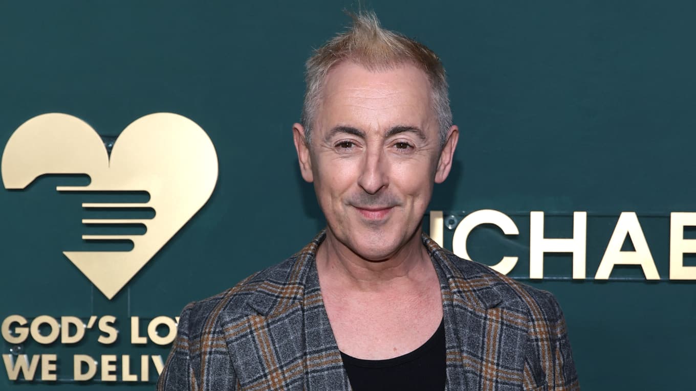 L'acteur Alan Cumming rend sa décoration à la monarchie britannique en ...
