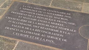 Emmanuel Macron et Angela Merkel ont dévoilé une nouvelle plaque commémorative au milieu de la clairière de Rethondes