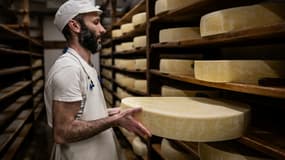 Un employé retourne les meules de Comté à Arc-sous-Cicon, dans le Doubs, le 20 mars 2024 (photo d'illustration).