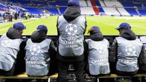 Des ramasseurs de balle en Ligue des champions, au Groupama Stadium de Lyon le 2 octobre 2018
