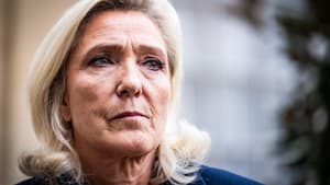 Marine Le Pen, présidente du Rassemblement National (RN) dans la cour principale de l'hôtel Matignon à Paris, le 2 septembre 2025.