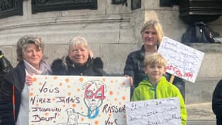 Delphine (à droite), infirmière de 43 ans, présente le 11 février 2023 à Paris lors de la 4ème journée de lutte contre la réforme des retraites