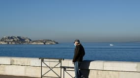 Un passant sur la corniche à Marseille, dans le sud de la France, le 19 janvier 2021