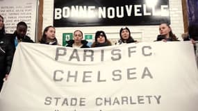 Les joueuses du Paris FC font la promotion du match face à Chelsea sur les quais du métro.