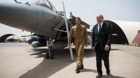 Jean-Yves Le Drian photographié à côté d'un Rafale, au Mali, en 2013. Le ministre de la Défense se rendra lundi au Caire pour signer la vente de 24 appareils à l'Egypte.