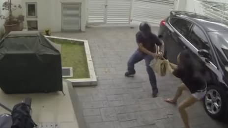 Germaine Yeap semblait décidée à en découdre avec son agresseur casqué.