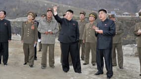 Entourés de militaires, Kim Jong-Un inspecte un hôtel d'une station de ski le 3 novembre, dans la province de Jagang en Corée du Nord.