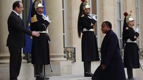 Le président du Congo-Brazzaville, Denis Sassou N'Guesso, reçu lundi à l'Elysée par François Hollande, a appelé la justice française à ne pas s'immiscer dans les affaires intérieures des autres pays. Une enquête est ouverte en France sur l'origine des bie