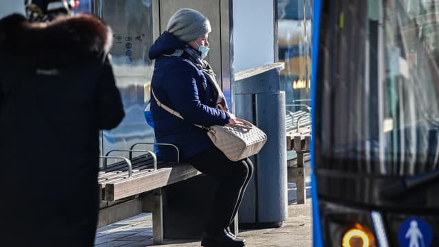 Une moscovite portant un masque.
