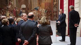 François Hollande a invité jeudi à l'Elysée les membres du gouvernement à désormais respecter sans discussion les arbitrages de Jean-Marc Ayrault, dont l'autorité a été mise à mal par le cavalier seul de plusieurs ministres. /Photo prise le 3 janvier 2013