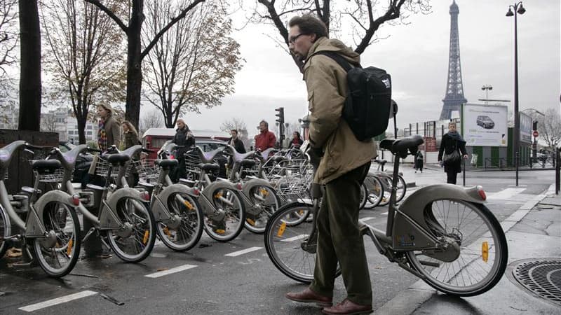 Le vélo en libre-service lancé à Paris en juillet 2007, fête son cinquième anniversaire. Loin de se démentir, son succès s'amplifie. Depuis son inauguration, plus de 130 millions de trajets ont été réalisés. /Photo d'archives/REUTERS/Mal Langsdon
