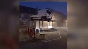 Le mystère est enfin percé: on sait comment une camionnette s'est retrouvée sur un abribus en Bretagne