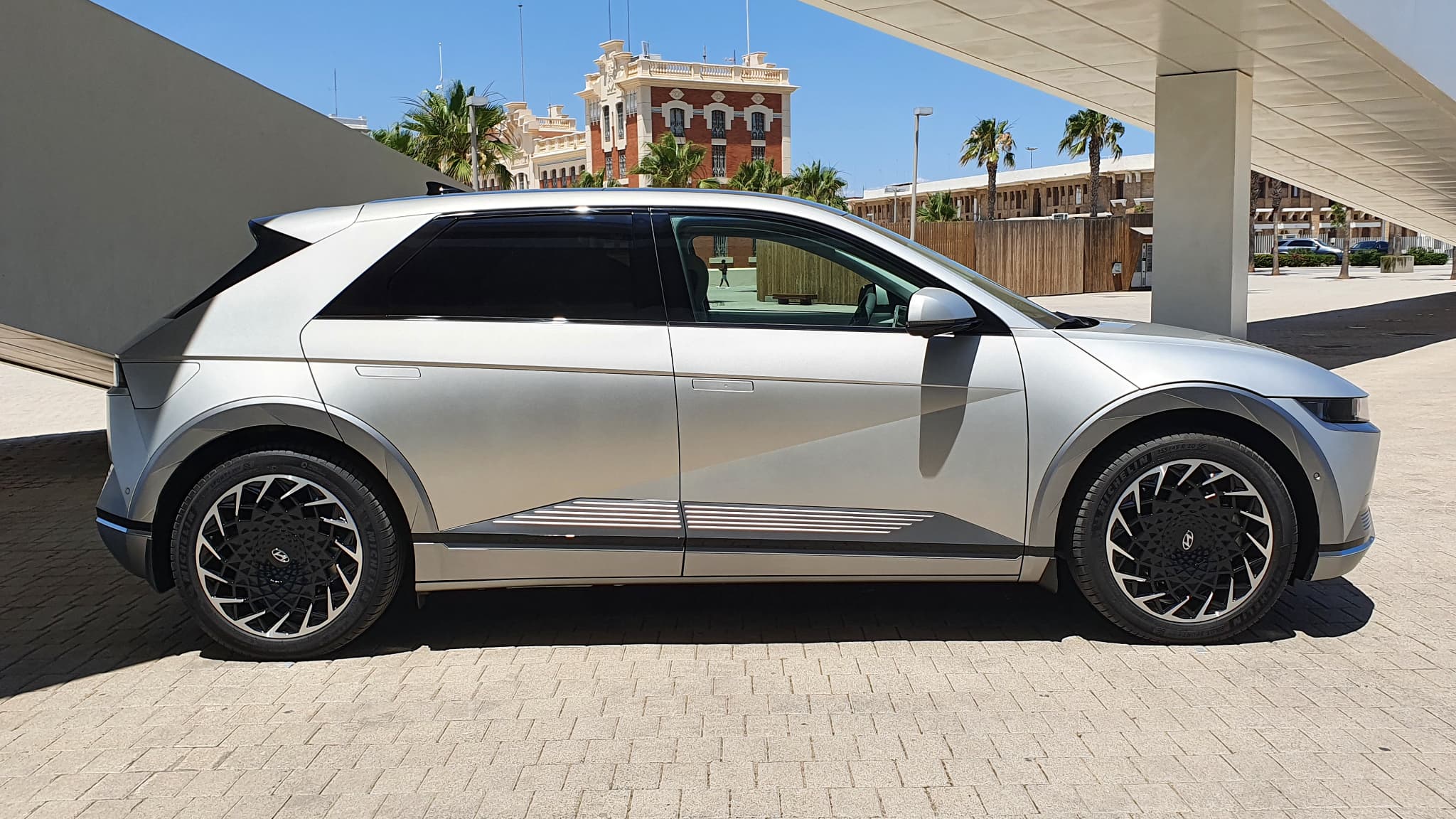 Le nouveau SUV 100% électrique de Hyundai, le Ioniq 5, offre une silhouette de berline compacte. Le nouveau SUV 100% électrique de Hyundai, le Ioniq 5, offre une silhouette de berline compacte.