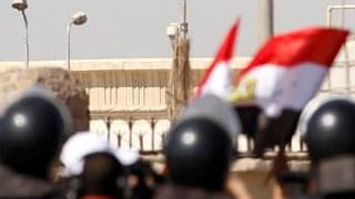 Un hélicoptère supposé transporter l'ancien président égyptien Hosni Moubarak arrivant au Caire. L'ancien "raïs", qui est âgé de 83 ans, est arrivé tôt mercredi dans la capitale égyptienne pour l'ouverture de son procès. /Photo prise le 3 août 2011/REUTER