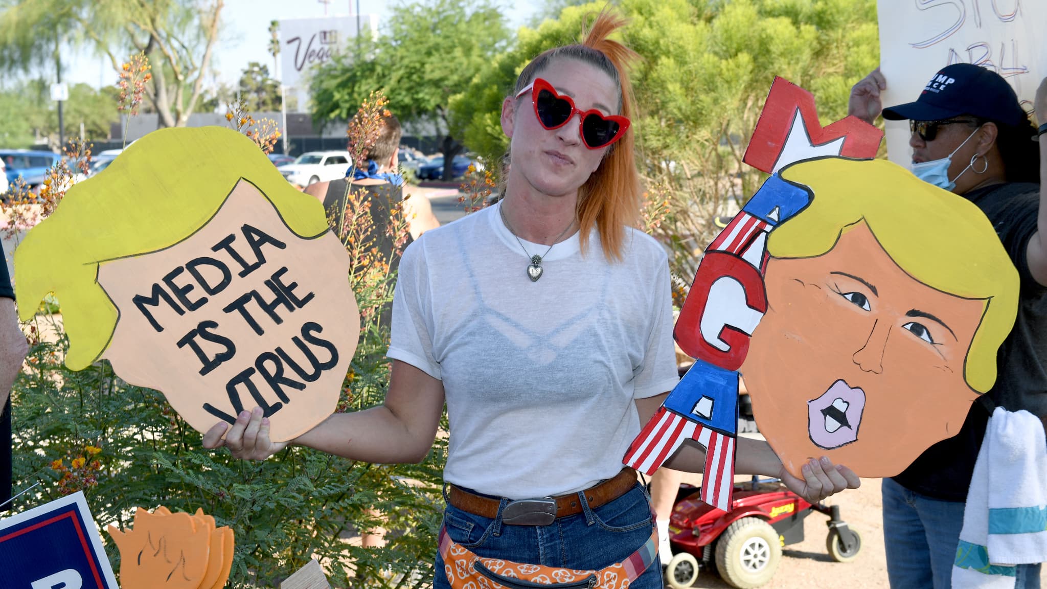 Une électrice républicaine du Nevada proteste contre l'adoption d'un projet de loi sur le vote par correspondance, en pleine pandémie de Covid-19, le 4 août 2020 à Las Vegas.