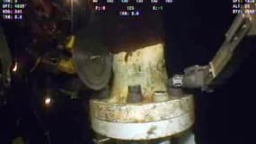 Les robots sous-marins du groupe BP sont parvenus jeudi à cisailler la colonne montante du puits endommagé dans le golfe du Mexique, une réussite qualifiée d'étape importante par le directeur général de la compagnie pétrolière. /Vidéo tournée le 3 juin 20