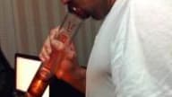 Michael Phelps avec une pipe qui sert traditionnellement à fumer du cannabis