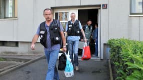 Les officiers de police quittant l'appartement où vivait la mère de Fiona, à Clermont-Ferrand.