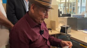 57 ans après avoir été rebaptisé, Mohammed Guerroumi tient enfin entre ses main une carte d'identité à son nom.