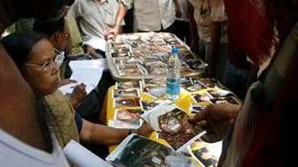 Identification des victimes par des proches devant une morgue de Mednipur, dans le Bengale occidental. Le bilan du déraillement, vendredi, du train express Bombay-Calcutta dans l'est de l'Inde, imputé par les autorités à un sabotage de la rébellion maoïst