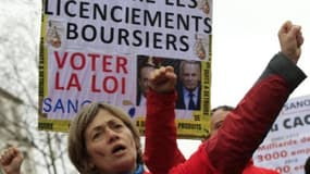 Des centaines de manifestants réclamaient une loi interdiasant les licenciements boursiers, mardi 29 janvier.