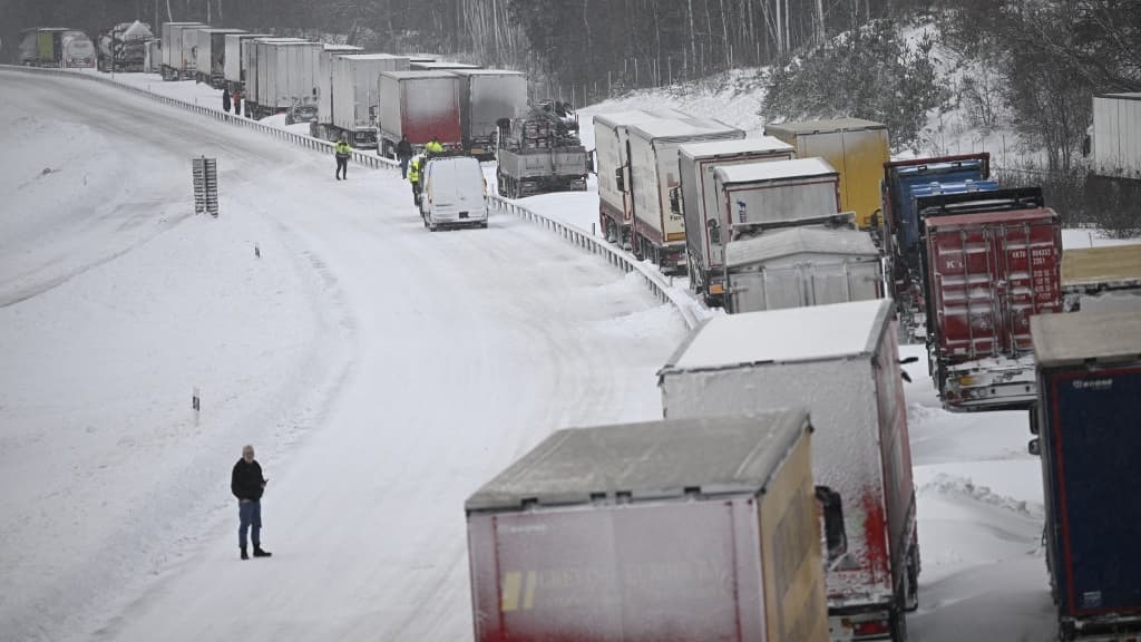 Des camions bloqués à cause de la neige sur l'autoroute E22 à Linderöd dans le sud de la Suède le 4 janvier 2024