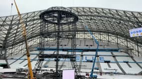 La pelouse du Vélodrome accueille une tour de 45 mètres de haut pour ce concert évènement.