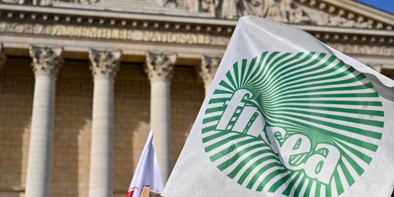Des agriculteurs franciliens mobilisés devant l'Assemblée nationale à l'appel des sections régionales de la FNSEA et des Jeunes Agriculteurs, le 26 mai 2025 à Paris (photo d'illustration).