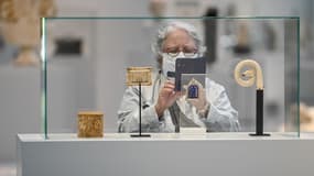 Une personne visite le Louvre-Lens le 3 juin dernier, pour sa réouverture