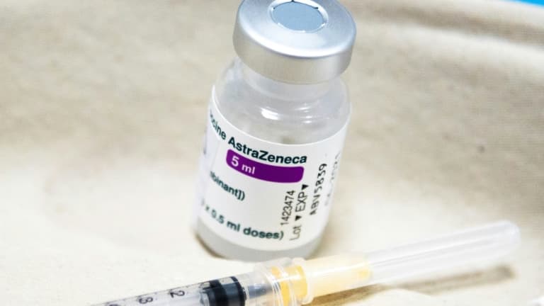 Le comité scientifique supervisant la campagne de vaccination anti-Covid au Royaume-Uni a recommandé de limiter l'usage du vaccin d'AstraZeneca aux plus de 40 ans, après le signalement de 242 cas de caillots sanguins