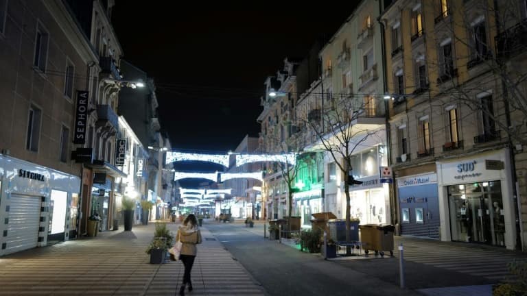 Une rue quasi vide de Belfort, dans l'est de la France, où le couvre-feu démarre dès 18H00, le 4 janvier 2021