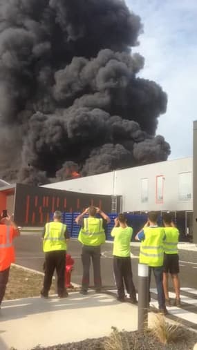 Le site de stockage d'AlloPneus en feu à Valence  - Témoins BFMTV