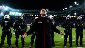 Granit Xhaka s'adressant aux fans de Leverkusen après l'élimination en coupe d'Allemagne, le 1er avril 2025.