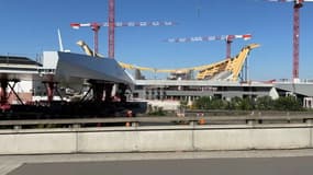 Pose de la passerelle olympique à Saint-Denis.