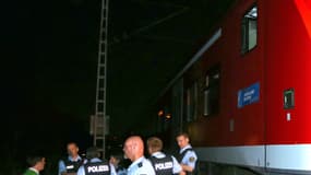 Policiers allemands sur les lieux de l'attaque à l'arme blanche, près de Wurtzbourg, le 18 juillet.