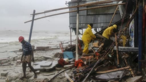 Des sauveteurs cherchent des survivants après le passage du cyclone Roanu à Chittagong le 21 mai 2016