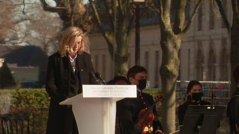 Cérémonie d'hommage aux victimes du terrorisme: Chloé Bertolus, chirurgienne de Philippe Lançon, lit un extrait du lambeau 
