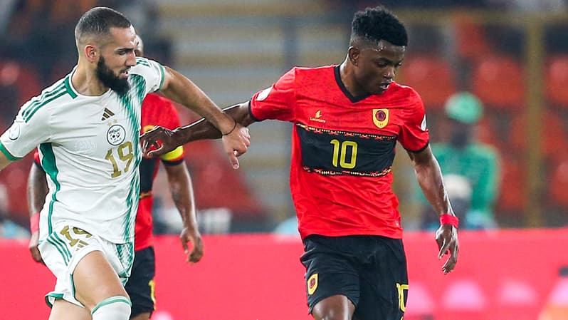 L'Angolais Gelson Dala face à l'Algérien Nabil Bentaleb à la CAN, le 15 janvier 2024
