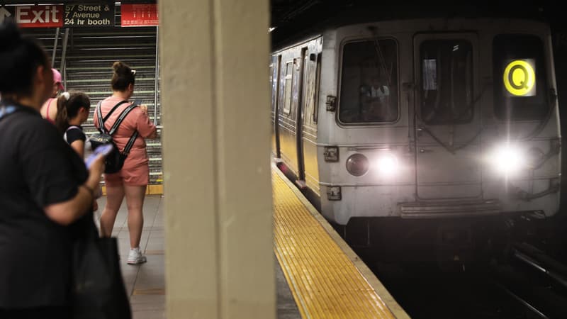 New-York: un homme visé par un jet de liquide inflammable dans le métro
