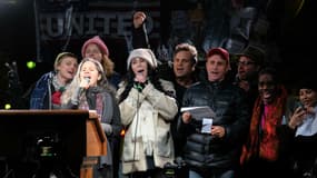 Natalie Merchant, Cher et Donald Trump sur scène à New York devant la Trump Tower.