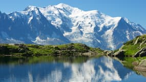 Le Mont-Blanc se réfléchit dans le Lac Blanc de Chamonix.