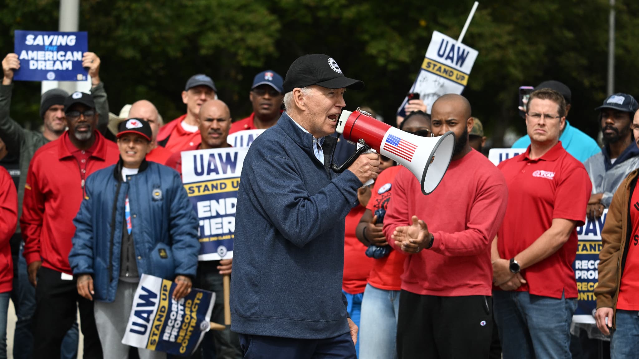 Le président américain Joe Biden s'adresse aux membres du syndicat United Auto Workers (UAW) en grève devant l'usine General Motors Service Parts Operations à Belleville, Michigan, le 26 septembre 2023. Le président américain Joe Biden s'adresse aux membres du syndicat United Auto Workers (UAW) en grève devant l'usine General Motors Service Parts Operations à Belleville, Michigan, le 26 septembre 2023.