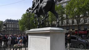 Le président par intérim du Rassemblement national, Jordan Bardella, dépose une gerbe de fleurs devant la statue de Jeanne d'Arc, le 1er-mai 2022