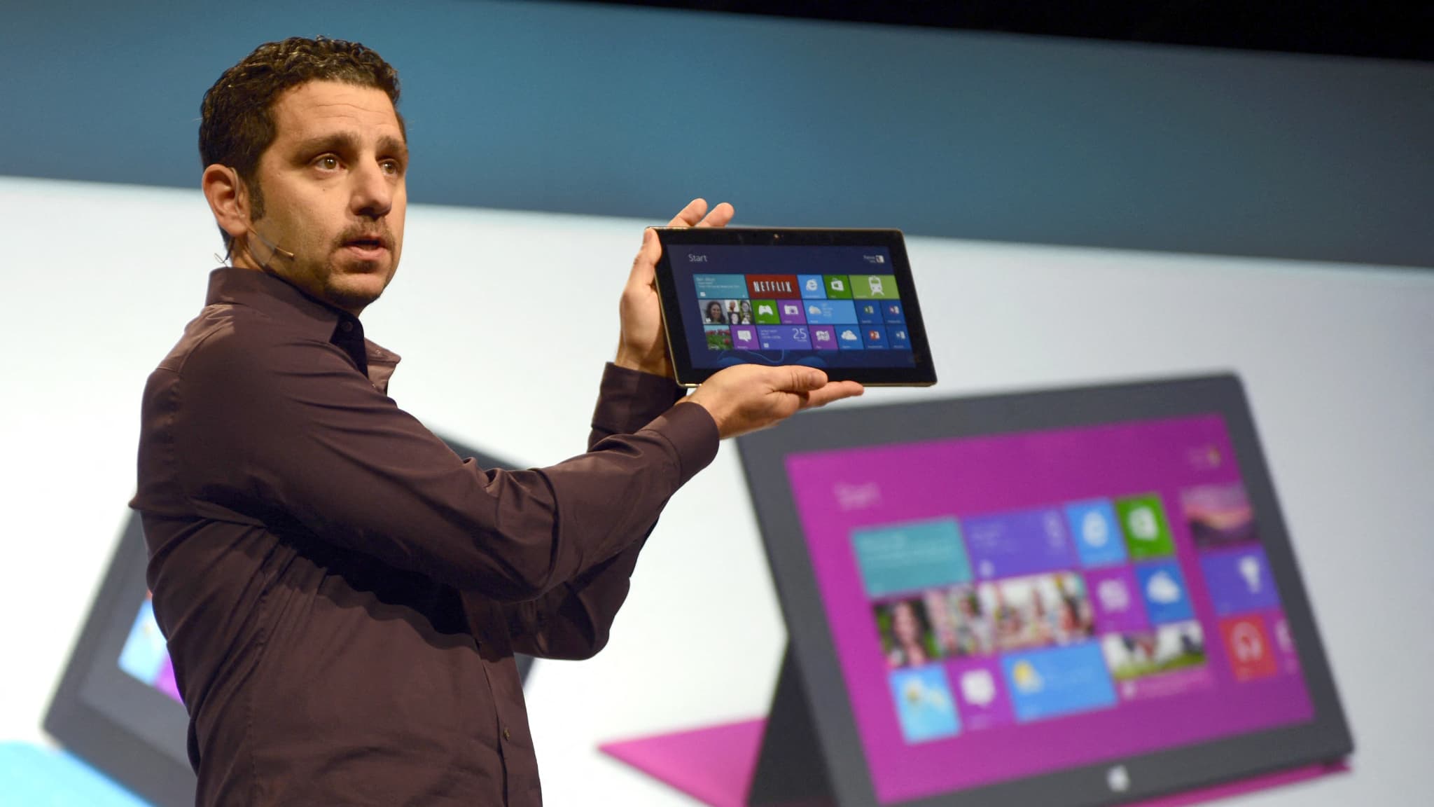 La première apparition sur scène de Panos Panay, présentant la première tablette Surface de Microsoft en 2012