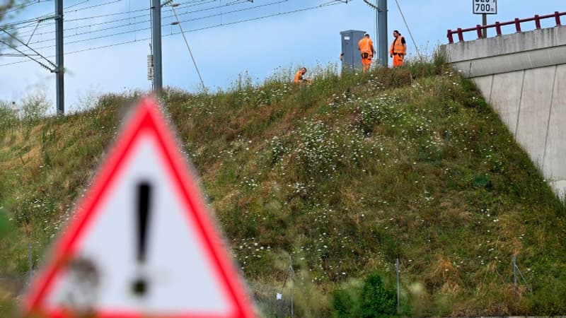 Attaque contre le réseau SNCF: le trafic s'améliore mais reste perturbé ce...