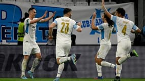 La joie de l'attaquant polonais de Marseille, Arkadiusz Milik (g), après son doublé contre Bâle, lors du 8e de finale aller de la Ligue Europa, le 10 mars 2022 au Stade Vélodrome