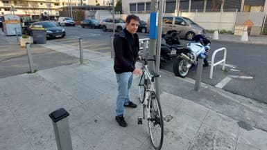 Franz Bousségui, infirmier niçois, a troqué sa voiture pour son vélo depuis mars 2022 face à la hausse du prix des carburants.