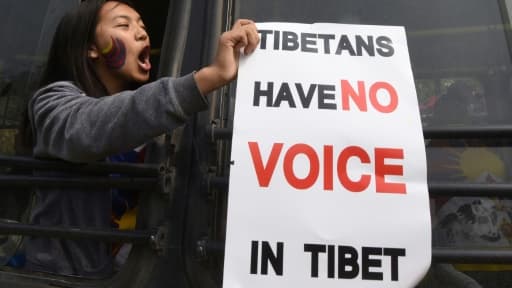 Une exilée tibétaine lors d'une manifestation devant l'ambassade de Chine à New Delhi, le 10 mars 2017, pour commémorer le soulèvement anti-chinois de 1959