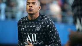L'attaquant du Paris Saint-Germain, Kylian Mbappé, s'échauffe avant le match de L1, le 7 août 2021 au Stade de l'Aube face à Troyes